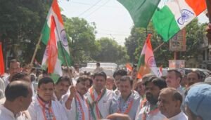 पिलखुवा में भाजपा संगठन द्वारा निकाली गई विशाल तिरंगा यात्रा                                        तिरंगो से सजा शहर भारत माता की जयघोष से गुजा नगर