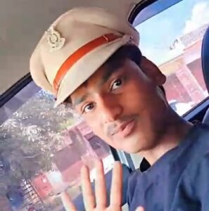 पुलिस की टोपी में युवक गाड़ी में रुतबा और 50 हजार में ‘चार्ज’ का दावा वायरल वीडियो ने मचाई हलचल