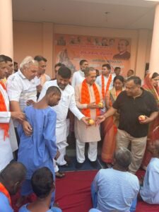 सेवा संकल्प में दिव्यांगजनों के बीच पहुंचे नबाव सिंह नागर अपने हाथों से कराया अल्पाहार