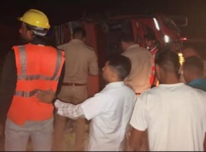 गंगा एक्सप्रेसवे पर आलू से भरा कैंटर पलटा चालक घायल पुलिस ने संभाला मोर्चा