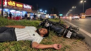 हापुड़ NH-9 पर रफ्तार का कहर अज्ञात कार की जोरदार टक्कर से बाइक सवार युवक गंभीर घायल