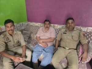 प्रदर्शन से पहले पुलिस का एक्शन सपा पदाधिकारी और कार्यकर्ता घरों में नजरबंद बढ़ी सियासी हलचल