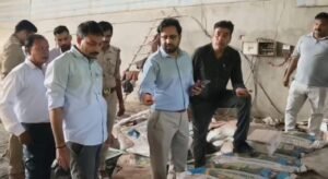 बंद गेट के पीछे उर्वरक का बड़ा खेल रामपुर रोड पर छापे में 90 बैग MOP क्रिस्टल पाउडर और मशीनें बरामद FIR के बाद जांच तेज