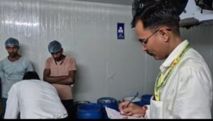 मिलावट के कारोबार पर FSDA का बड़ा प्रहार तीन जिलों की संयुक्त टीम का फैक्ट्री पर धावा क्रीम-दही के नमूने लिए